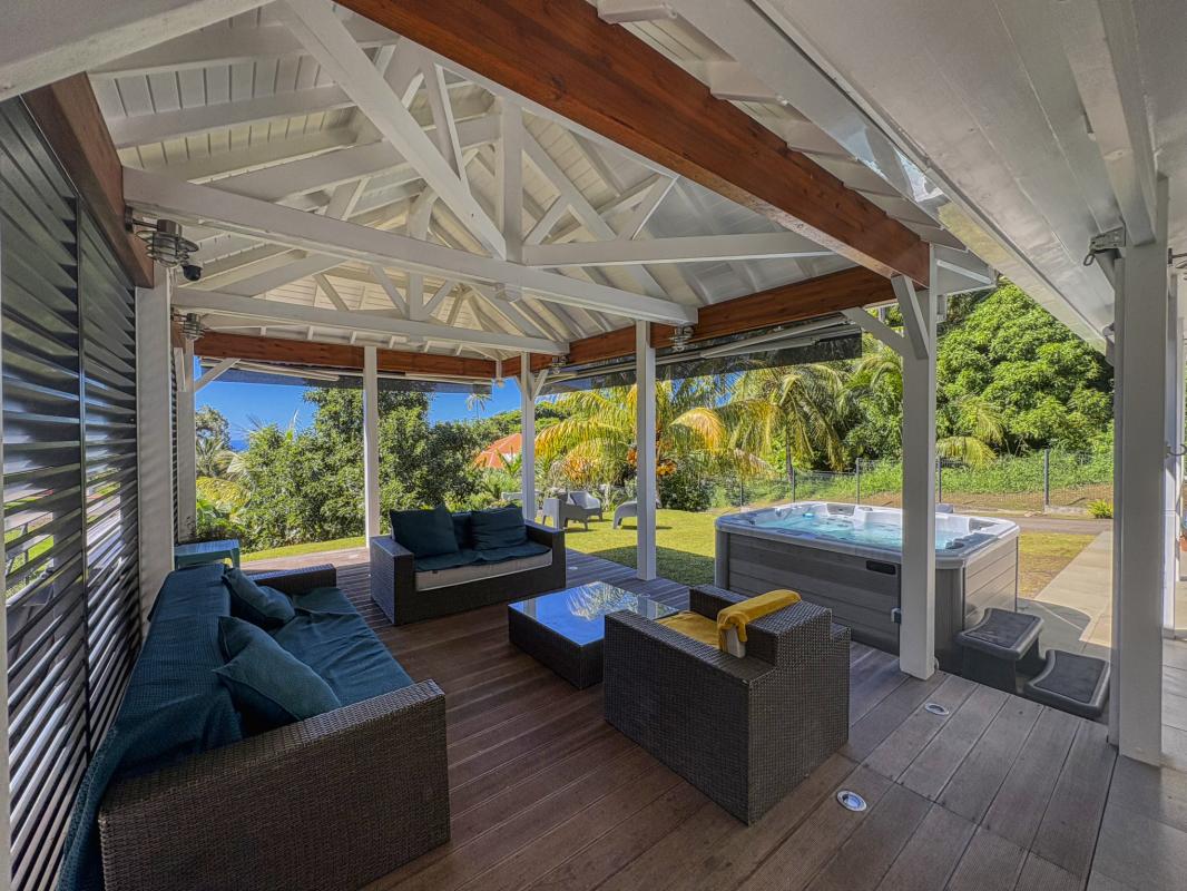 5.Location villa jacuzzi Saint Claude Guadeloupe_Terrasse Jacuzzi Jardin